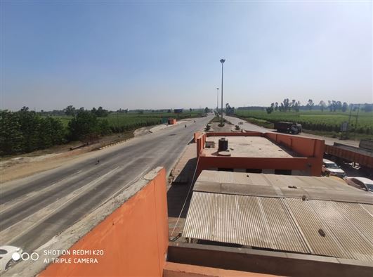 उपशा द्वारा प्रदेश में निर्मित राज्य राजमार्ग व उन पर स्थित आधुनिक सुविधाओं से सुसज्जित टोल प्लाज़ा की एक झलक / A glimpse of State Highways with modern toll plaza in the state constructed by UPSHA 